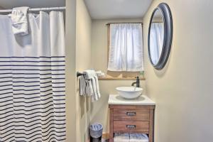 ein Badezimmer mit Waschbecken und Spiegel in der Unterkunft half Mi to Dtwn! Suttons Bay Waterfront Cottage in Suttons Bay + 33 Fotos