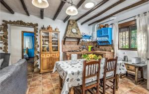 cocina con mesa y sillas en una habitación en Cozy Home In Algatocin With Kitchenette, en Algatocín