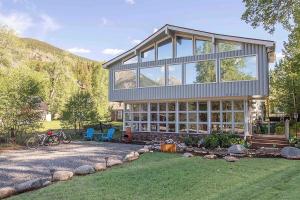 ein Haus mit großen Fenstern und einem Hof in der Unterkunft Lake Cabin with King Bed, Foodie Kitchen, and Views in Twin Lakes