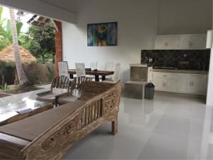 sala de estar con mesa y sillas y cocina en Pranajaya loka 2 bed rooms villa, en Tejakula