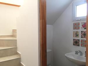Un baño con lavabo, inodoro y ventana. en COMPLEJO LAVANDAS, en Balneario El Condor 10 fotos más
