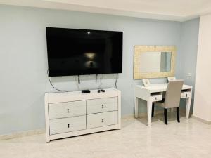 TV a/nebo společenská místnost v ubytování Noè Hotel 1 king bedroom # 10