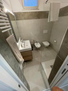 uma casa de banho com um chuveiro, um lavatório e um WC. em Dieci passi dal mare e dal centro em Pescara