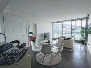 uma sala de estar com mesa e cadeiras em Luxury 3-bed 2-bath, balcony, with pool included, NO PARTIES! em Sydney