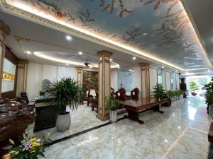 um átrio de um hotel com plantas nos tectos em Hotel Như ý Biên Hòa em Bien Hoa