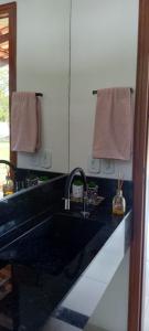 CASA CONFORTÁVEL COM 4 QUARTOS EM ALTER DO CHÃO的厨房或小厨房