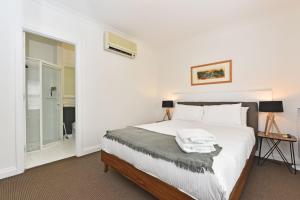 Säng eller sängar i ett rum på Villa 2br Dolcetto Villa located within Cypress Lakes Resort