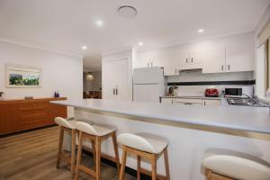 A kitchen or kitchenette at Vitamin Sea Pet Friendly