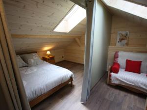Schlafzimmer im Dachgeschoss mit einem Bett und einem Fenster in der Unterkunft Gîte Lesseux, 3 pièces, 5 personnes - FR-1-589-300 in Lesseux
