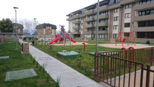 einen Park mit Spielplatz vor einem Gebäude in der Unterkunft Departamento Nueva Villarrica in Villarrica