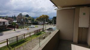 einen Balkon eines Gebäudes mit Straßenblick in der Unterkunft Departamento Nueva Villarrica in Villarrica