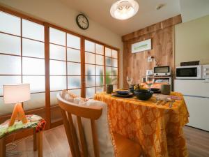 札幌的住宿－Hotel Flourish 67，一间带桌子的用餐室和一间厨房
