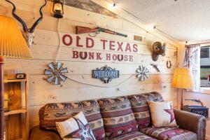 Posezení v ubytování Old Texas Bunkhouse