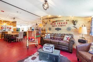 Posezení v ubytování Old Texas Bunkhouse