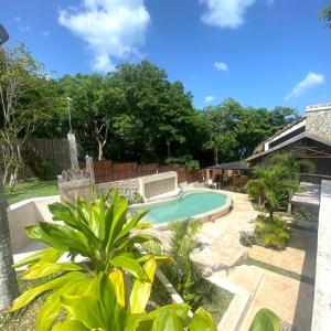 een zwembad in een tuin met planten bij Villas Mandarina Bacalar in Bacalar
