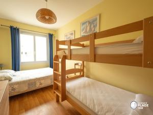 En eller flere senge i et værelse på Appartement spacieux face mer avec balcon, proche du centre et commerces - FR-1-197-170