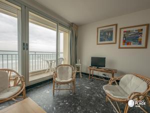 Et tv og/eller underholdning på Appartement spacieux face mer avec balcon, proche du centre et commerces - FR-1-197-170