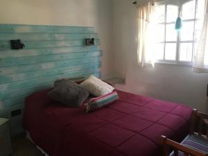 图伊海Entre Sueños的卧室里有一张带木质床头板的床