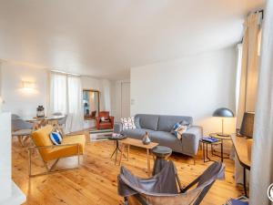 ein Wohnzimmer mit einem Sofa und einem Tisch in der Unterkunft Appartement Compiègne, 3 pièces, 4 personnes - FR-1-526-33 in Compiègne
