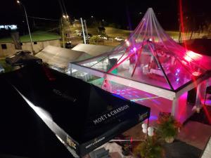 un escenario con una tienda de campaña con luces encendidas por la noche en Tropic Arth Paradise, en Port-Louis