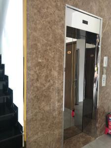 espejo grande en una habitación con escalera en Mỹ Lan hotel en Da Lat