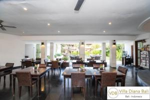 restauracja ze stołami i krzesłami w pokoju w obiekcie Villa Diana Bali 16 Bedrooms w mieście Seminyak