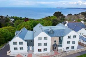 una vista aérea de un edificio blanco con techo azul en Sea Glass, en Carbis Bay