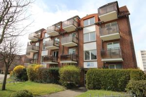 un edificio de apartamentos con balcones y arbustos en Residenz Passat Cuxhaven 4, en Cuxhaven