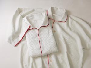 una camicia bianca con una cravatta rossa sopra di ANA Crowne Plaza Narita, an IHG Hotel a Narita