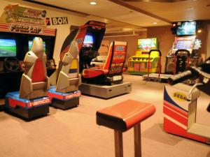 a room with arcade games and video game consoles at Takasago Onsen in Asahikawa