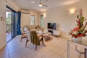 uma sala de estar com um sofá e uma mesa em Freestyle Resort Port Douglas em Port Douglas