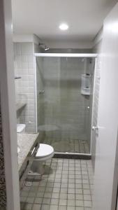 Un baño con ducha, inodoro y lavabo. en Ancorar flat resort- porto de galinhas, en Porto de Galinhas