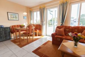 ein Wohnzimmer mit einer Couch und einem Tisch in der Unterkunft Villa Linde in Göhren