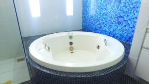 Casarão Com 3 suítes, 2 quartos, Piscina, Praia Perto的一间浴室