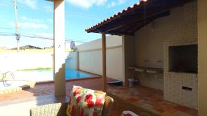 Casarão Com 3 suítes, 2 quartos, Piscina, Praia Perto的电视和/或娱乐中心