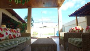Casarão Com 3 suítes, 2 quartos, Piscina, Praia Perto的休息区