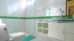 Casarão Com 3 suítes, 2 quartos, Piscina, Praia Perto的一间浴室