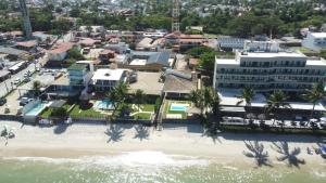 拉巴拉德纳圣米格尔Casarão Com 3 suítes, 2 quartos, Piscina, Praia Perto的享有海滩和建筑的空中景致