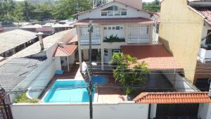Casarão Com 3 suítes, 2 quartos, Piscina, Praia Perto内部或周边的泳池