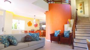 Casarão Com 3 suítes, 2 quartos, Piscina, Praia Perto的休息区