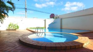 Casarão Com 3 suítes, 2 quartos, Piscina, Praia Perto内部或周边的泳池