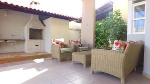 Casarão Com 3 suítes, 2 quartos, Piscina, Praia Perto的休息区