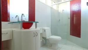 Casarão Com 3 suítes, 2 quartos, Piscina, Praia Perto的一间浴室