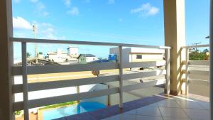 Casarão Com 3 suítes, 2 quartos, Piscina, Praia Perto的阳台或露台