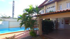 Casarão Com 3 suítes, 2 quartos, Piscina, Praia Perto内部或周边的泳池