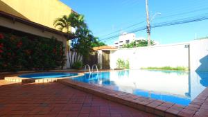 Casarão Com 3 suítes, 2 quartos, Piscina, Praia Perto内部或周边的泳池