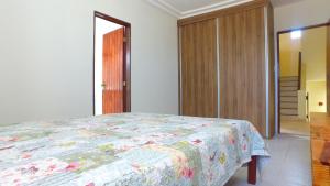 Casarão Com 3 suítes, 2 quartos, Piscina, Praia Perto客房内的一张或多张床位