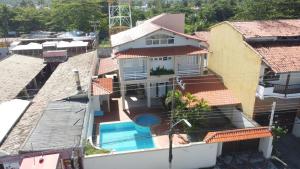 Casarão Com 3 suítes, 2 quartos, Piscina, Praia Perto内部或周边的泳池
