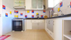 Casarão Com 3 suítes, 2 quartos, Piscina, Praia Perto的厨房或小厨房
