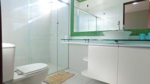 Casarão Com 3 suítes, 2 quartos, Piscina, Praia Perto的一间浴室